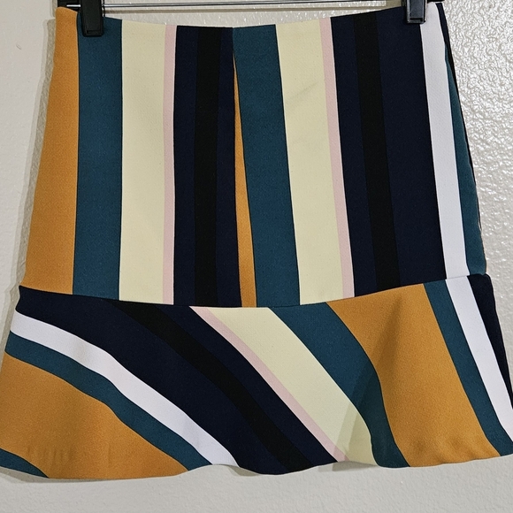 Chic Women's Yellow and Blue Mini Skirt - Picture 3 of 10